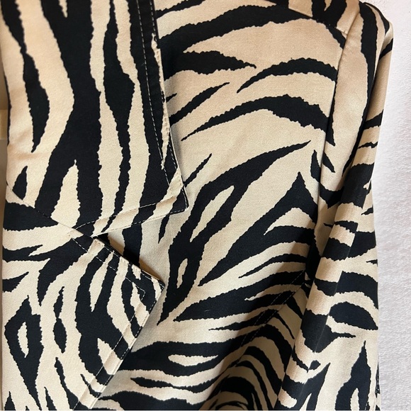 Silk land animal print blazer/jacket. Size large. Silk/cotton blend - Picture 9 of 12